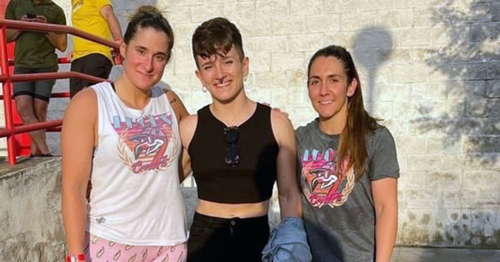 Aida Darriba y Leticia Río, atletas de Lucus CrossFit, junto a Oihana Moya, una de las mejores atletas de CrossFit de España